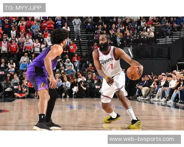 小卡上半场表现抢眼两分全中三分稍显失准罚球稳健贡献17分