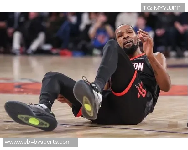 KD与萨格斯交流犯规细节并非指导而是比赛中的自然沟通